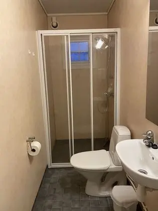 İki Ayrı Yataklı Oda, Ortak Banyo