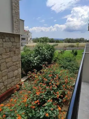 Stüdyo, Bahçe Manzaralı