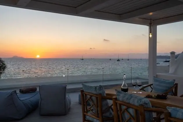 Deluxe Suite with outdoor private hot tub & beach front