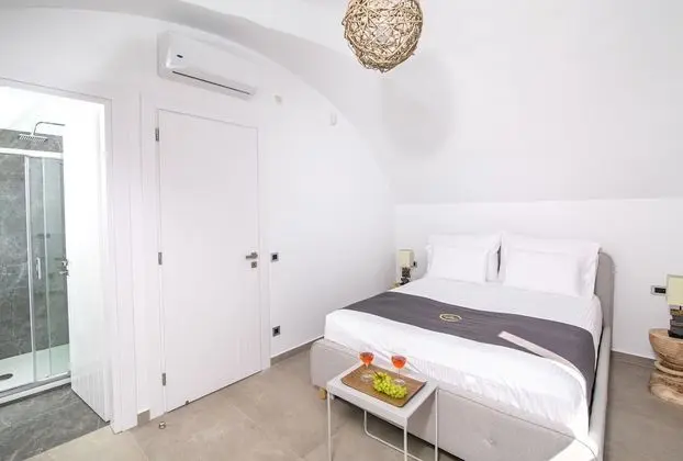 Deluxe Suite with outdoor private hot tub & beach front