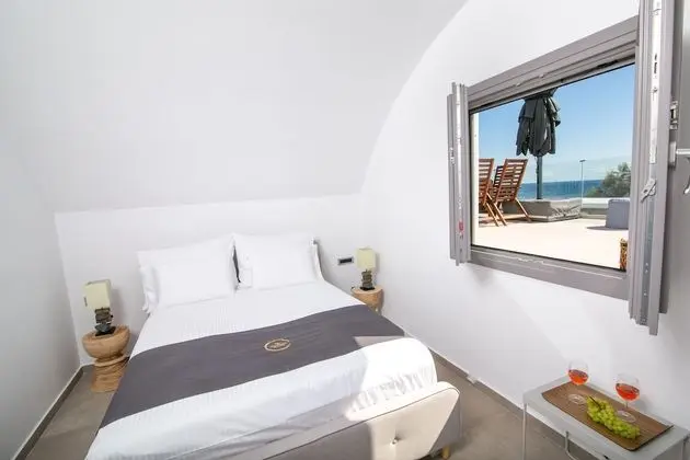 Deluxe Suite with outdoor private hot tub & beach front