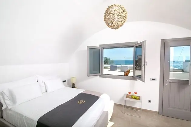 Deluxe Suite with outdoor private hot tub & beach front