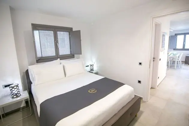 Deluxe Suite with outdoor private hot tub & beach front