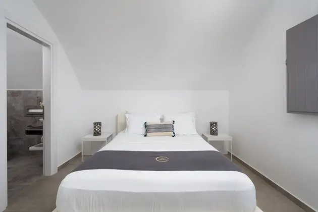 Deluxe Suite with outdoor private hot tub & beach front