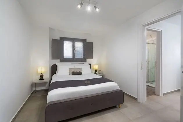 Deluxe Suite with outdoor private hot tub & beach front