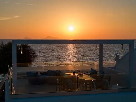 Deluxe Suite with outdoor private hot tub & beach front