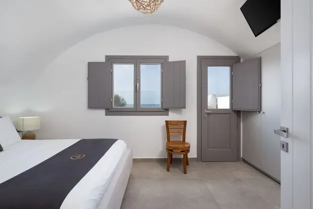 Deluxe Suite with outdoor private hot tub & beach front