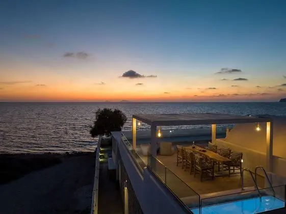 Deluxe Suite with outdoor private hot tub & beach front