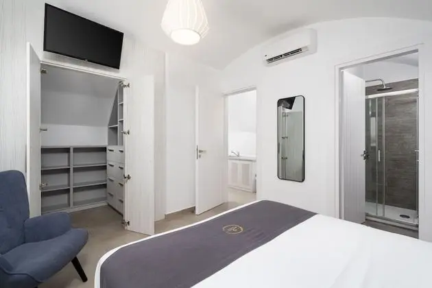 Deluxe Suite with outdoor private hot tub & beach front