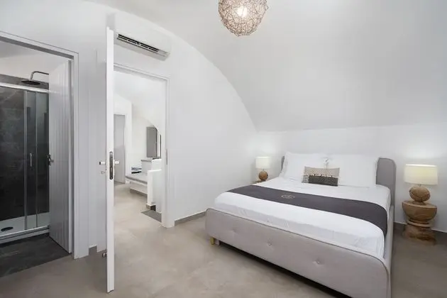 Deluxe Suite with outdoor private hot tub & beach front