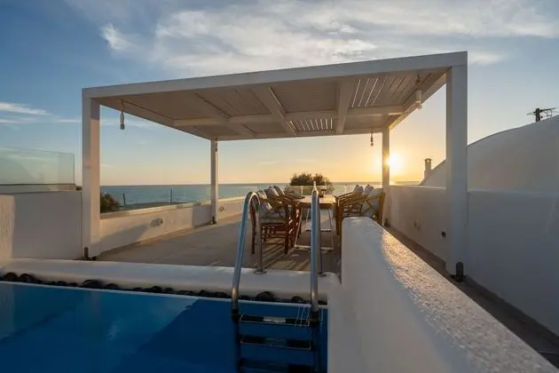 Deluxe Suite with outdoor private hot tub & beach front