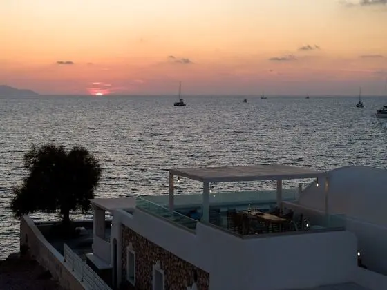 Deluxe Suite with outdoor private hot tub & beach front