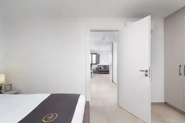 Deluxe Suite with outdoor private hot tub & beach front