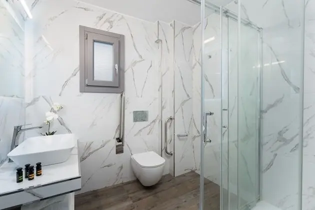 Deluxe Suite with outdoor private hot tub & beach front