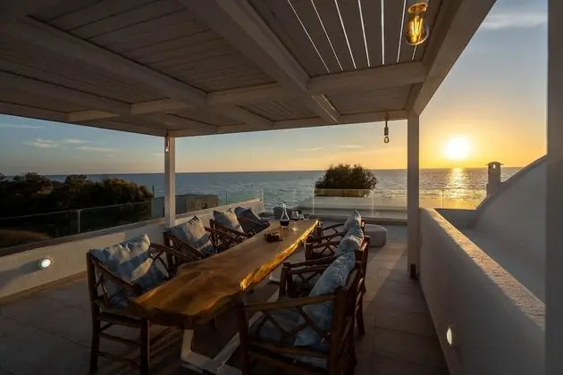 Deluxe Suite with outdoor private hot tub & beach front
