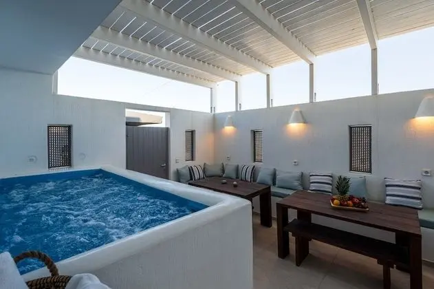 Deluxe Suite with outdoor private hot tub & beach front