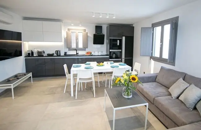 Deluxe Suite with outdoor private hot tub & beach front