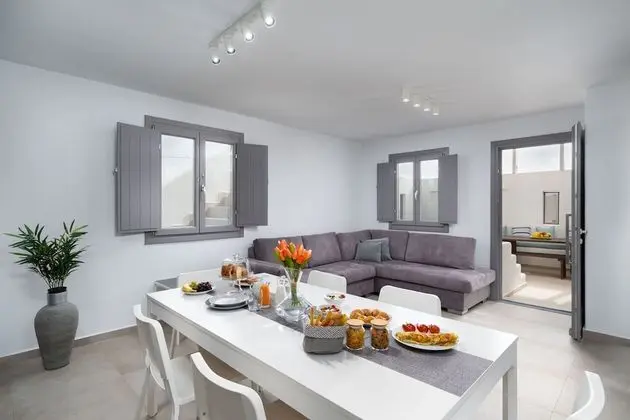 Deluxe Suite with outdoor private hot tub & beach front