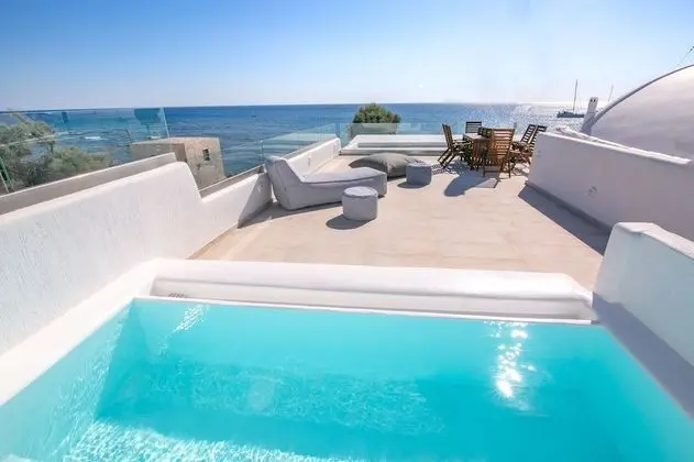 Deluxe Suite with outdoor private hot tub & beach front