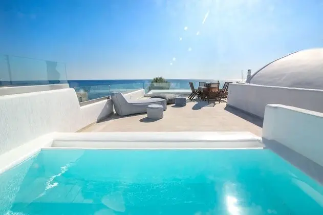 Deluxe Suite with outdoor private hot tub & beach front