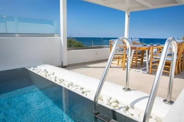 Deluxe Suite with outdoor private hot tub & beach front