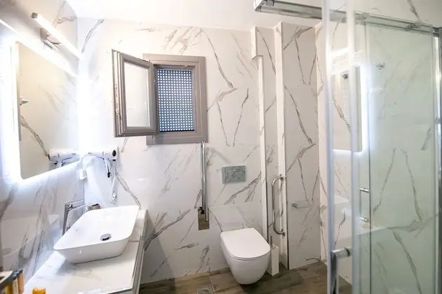 Deluxe Suite with outdoor private hot tub & beach front