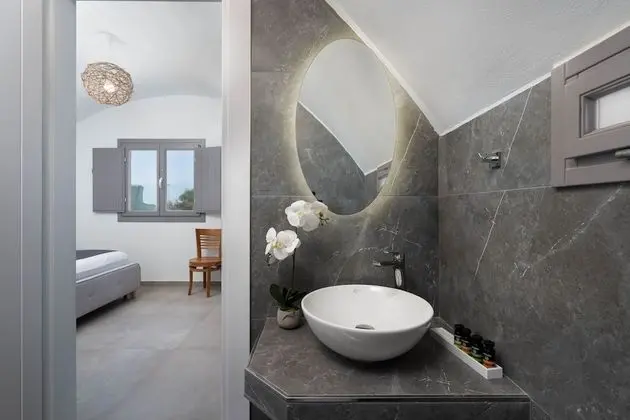Deluxe Suite with outdoor private hot tub & beach front