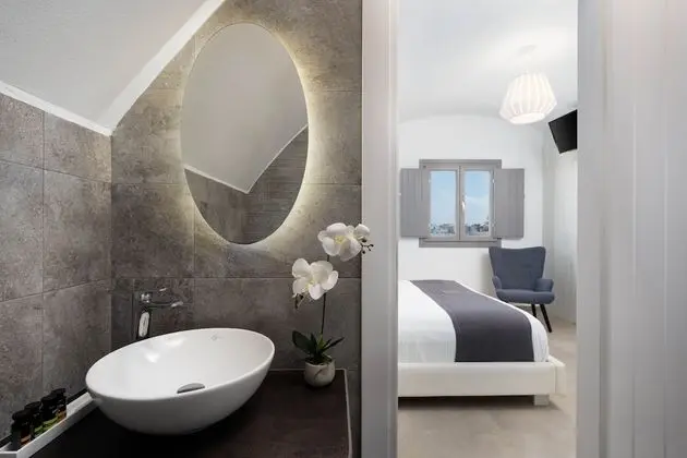 Deluxe Suite with outdoor private hot tub & beach front