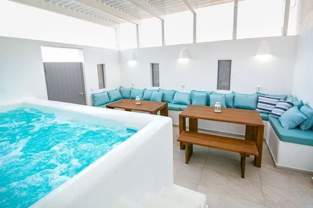 Deluxe Suite with outdoor private hot tub & beach front