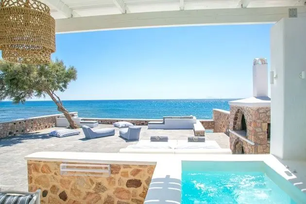 Elegant Suite with outdoor private hot tub & beach front