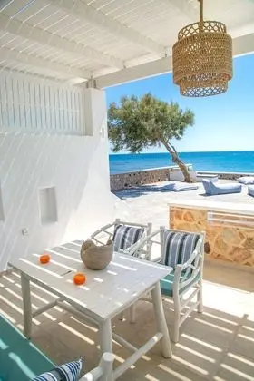 Elegant Suite with outdoor private hot tub & beach front