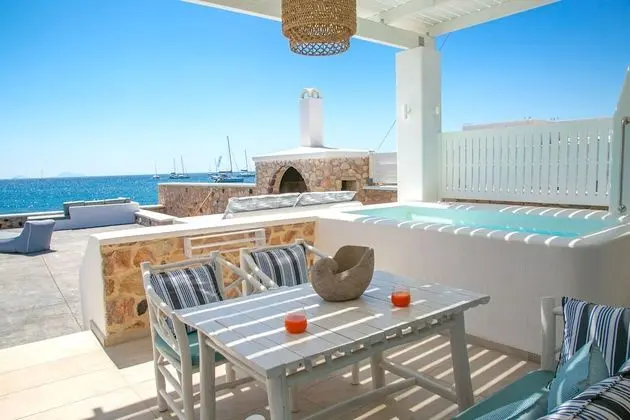 Elegant Suite with outdoor private hot tub & beach front