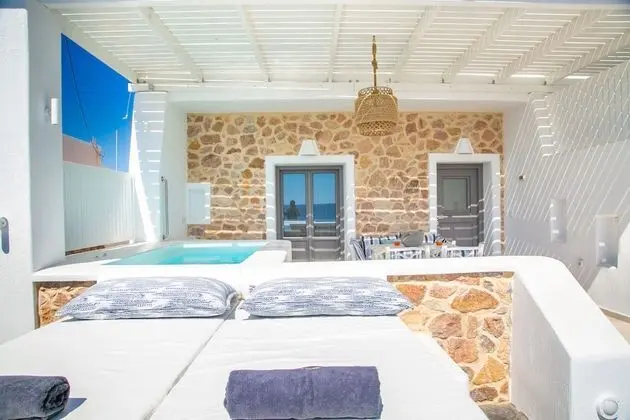 Elegant Suite with outdoor private hot tub & beach front