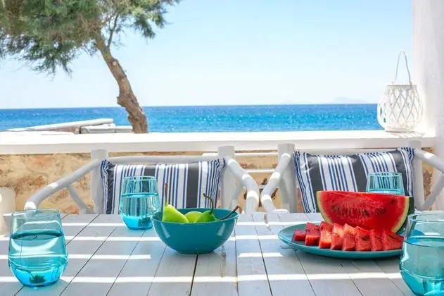 Elegant Suite with outdoor private hot tub & beach front