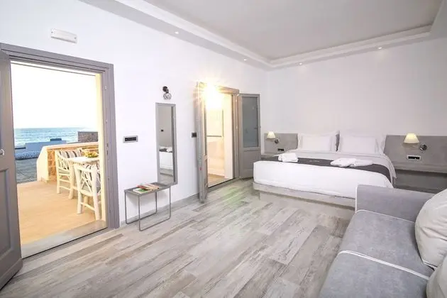 Elegant Suite with outdoor private hot tub & beach front