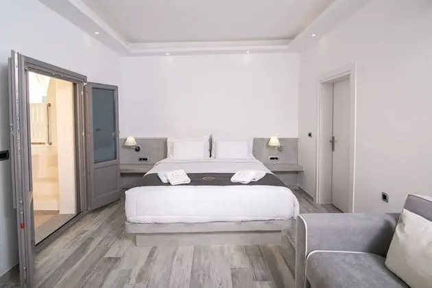 Elegant Suite with outdoor private hot tub & beach front