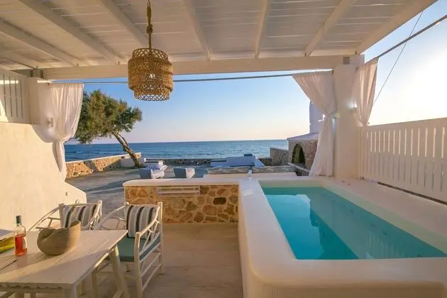 Elegant Suite with outdoor private hot tub & beach front