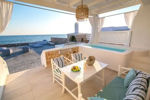 Elegant Suite with outdoor private hot tub & beach front