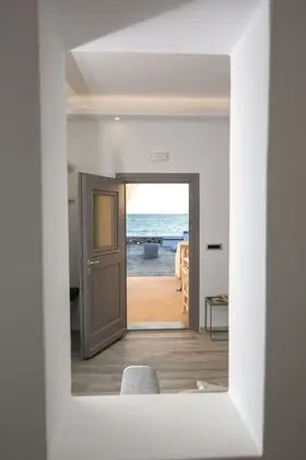Elegant Suite with outdoor private hot tub & beach front