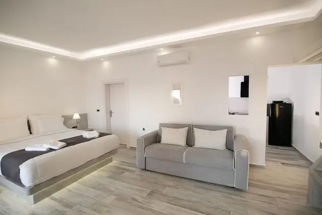 Elegant Suite with outdoor private hot tub & beach front