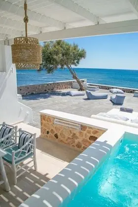 Elegant Suite with outdoor private hot tub & beach front
