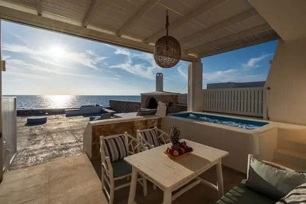 Elegant Suite with outdoor private hot tub & beach front