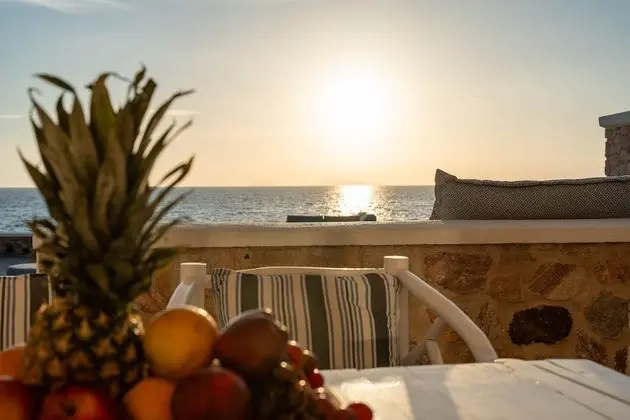 Elegant Suite with outdoor private hot tub & beach front
