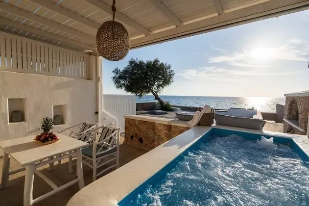 Elegant Suite with outdoor private hot tub & beach front