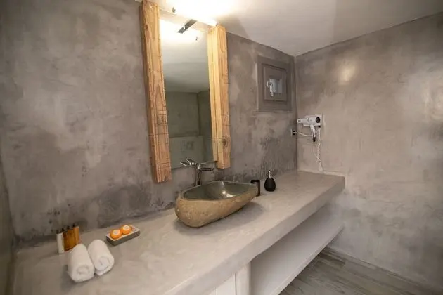 Elegant Suite with outdoor private hot tub & beach front