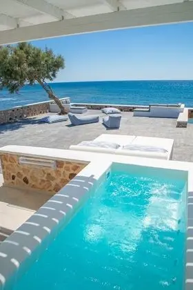 Elegant Suite with outdoor private hot tub & beach front