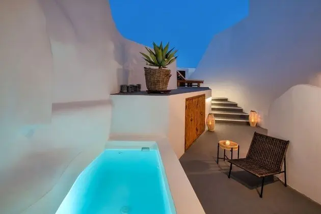 Two-Bedroom Suite with Outdoor Hot Tub (Ambelos)