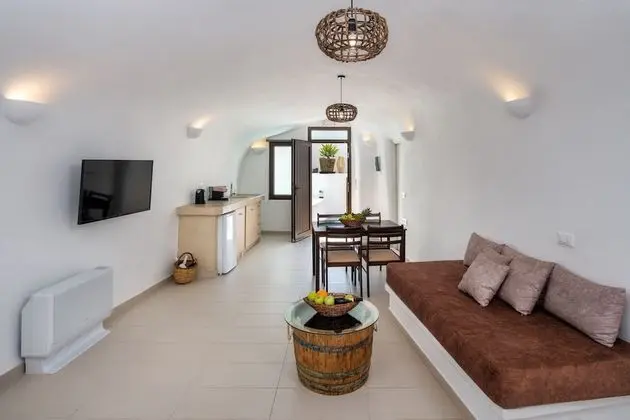Two-Bedroom Suite with Outdoor Hot Tub (Ambelos)
