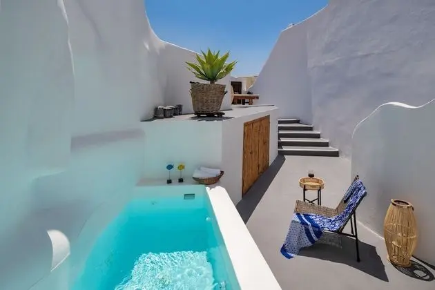 Two-Bedroom Suite with Outdoor Hot Tub (Ambelos)