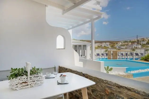 Junior Süit, Havuz Manzaralı (55 sq.m.)